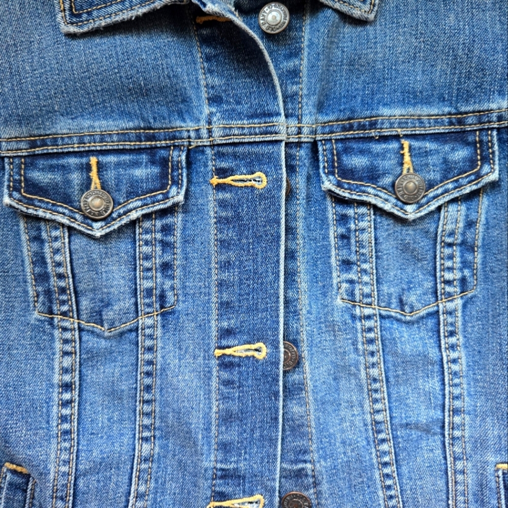 Old Navy Denim Trucker Jacket Classic Blue - 2 Side Pockets, 2 Chest Pockets EUC - Picture 3 of 9